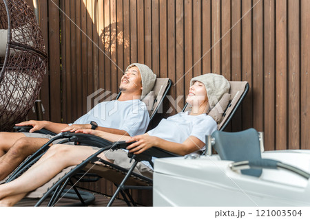 サウナハットを被って外気浴するサウナーの夫婦・カップル サウナハットを被って外気浴するサウナーの夫婦・カップル 121003504