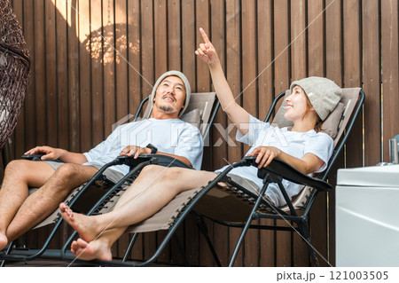 サウナハットを被って外気浴するサウナーの夫婦・カップル サウナハットを被って外気浴するサウナーの夫婦・カップル 121003505