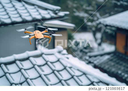雪の積もった瓦屋根を点検するドローン 121003617