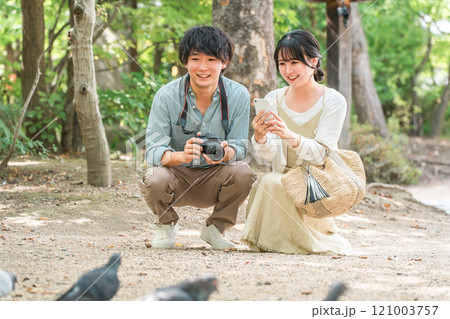 旅行先で一眼レフカメラで写真を撮る男性と女性 旅行先で一眼レフカメラで写真を撮る男性と女性 121003757