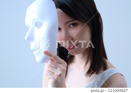 仮面を持つ女性のイメージ 121004087