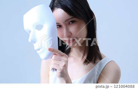 仮面を持つ女性のイメージ 121004088