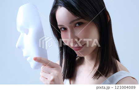 仮面を持つ女性のイメージ 仮面を持つ女性のイメージ 121004089