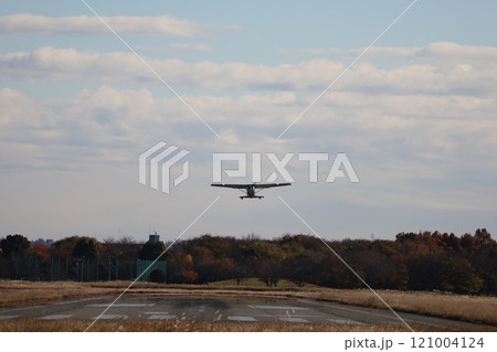 (東京・調布飛行場) 青空へ飛び立つセスナ機 (東京・調布飛行場) 青空へ飛び立つセスナ機 121004124