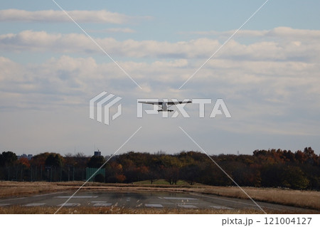 (東京・調布飛行場) 滑走路を飛び立つセスナ機 (東京・調布飛行場) 滑走路を飛び立つセスナ機 121004127