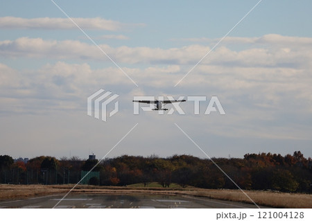 （東京・調布飛行場）　飛び立つセスナ機 121004128