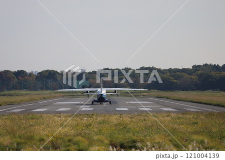 （東京・調布飛行場）　滑走路に入る小型旅客機 121004139