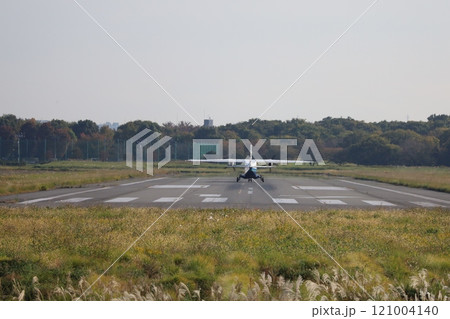 (東京・調布飛行場) 滑走をはじめた小型旅客機 (東京・調布飛行場) 滑走をはじめた小型旅客機 121004140