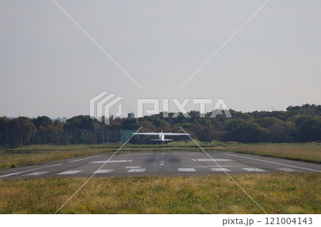（東京・調布飛行場）　滑走路を離陸していく小型旅客機 121004143