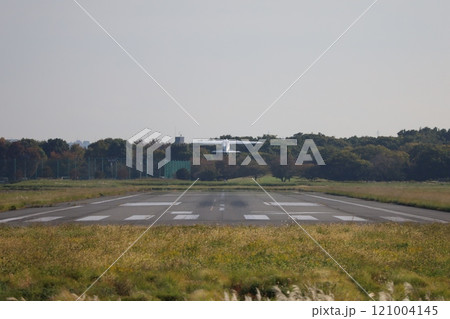 （東京・調布飛行場）　滑走路を飛び立つプロペラ旅客機 121004145