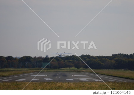 (東京・調布飛行場) 滑走路端から離陸する小型旅客機 (東京・調布飛行場) 滑走路端から離陸する小型旅客機 121004146