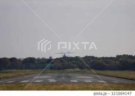 (東京・調布飛行場)青空に向けて滑走路を飛び立つ小型旅客機 (東京・調布飛行場)青空に向けて滑走路を飛び立つ小型旅客機 121004147