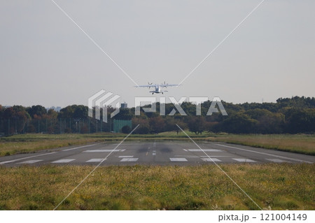 （東京・調布飛行場）　滑走路を飛び立つ小型旅客機 121004149