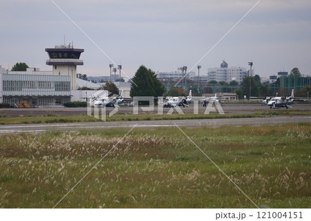 （東京・調布飛行場）　旅客ターミナル外で搭乗中の小型旅客機 121004151