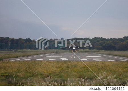 （東京・調布飛行場）　滑走路先端から離陸を始めた小型旅客機 121004161