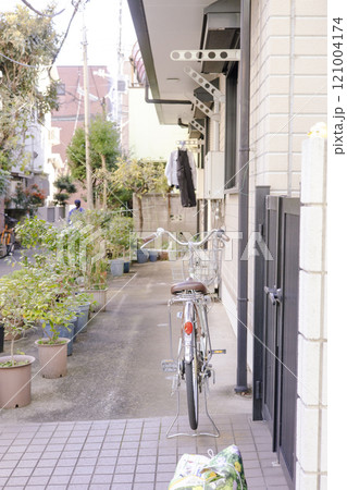 アパートに駐輪している自転車 アパートに駐輪している自転車 121004174