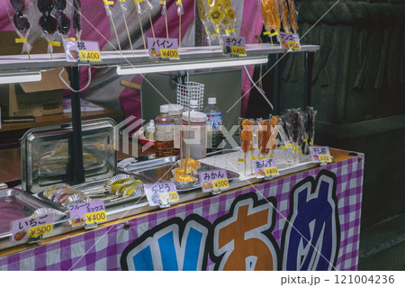縁日　フルーツ飴の屋台 121004236