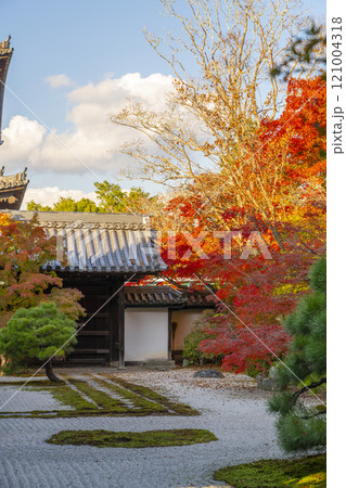 秋の京都 南禅寺天授庵 紅葉に包まれた東庭 秋の京都 南禅寺天授庵 紅葉に包まれた東庭 121004318