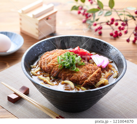 カツカレーうどん （ うどん出汁を加えたこだわりのカレーうどん ） 121004870