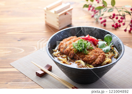 カツカレーうどん （ うどん出汁を加えたこだわりのカレーうどん ） 121004892
