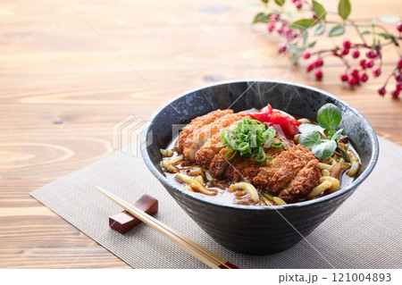 カツカレーうどん （ うどん出汁を加えたこだわりのカレーうどん ） 121004893