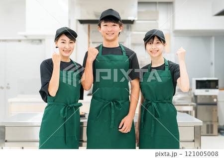 キッチン・バックヤードにいるキッチンスタッフ・調理スタッフの男女(ガッツポーズ) キッチン・バックヤードにいるキッチンスタッフ・調理スタッフの男女(ガッツポーズ) 121005008