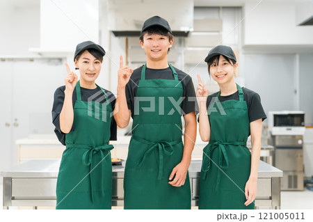 キッチン・バックヤードにいるキッチンスタッフ・調理スタッフの男女（ポイント・おすすめ・紹介） 121005011