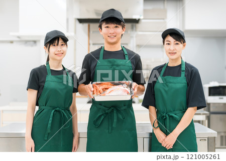 キッチン・バックヤードにいるキッチンスタッフ・調理スタッフの男女(鮮魚・鮮魚コーナー) キッチン・バックヤードにいるキッチンスタッフ・調理スタッフの男女(鮮魚・鮮魚コーナー) 121005261