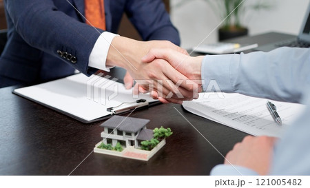 不動産の商談で握手をする男性 不動産の商談で握手をする男性 121005482