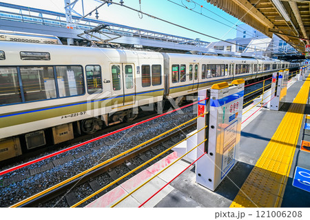 JR西日本スライド式のホームドア風景 121006208