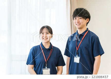 介護施設・デイサービスで働くケアマネージャー・作業療法士の介護職員 介護施設・デイサービスで働くケアマネージャー・作業療法士の介護職員 121006437