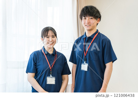 介護施設・デイサービスで働くケアマネージャー・作業療法士の介護職員 介護施設・デイサービスで働くケアマネージャー・作業療法士の介護職員 121006438