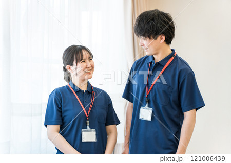 介護施設・デイサービスで働くケアマネージャー・作業療法士の介護職員 介護施設・デイサービスで働くケアマネージャー・作業療法士の介護職員 121006439