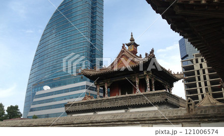 ウランバートルのブルースカイと中国寺院 121006574