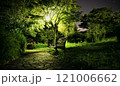 夜の公園のベンチ 121006662