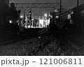 光に続く夜の線路 121006811