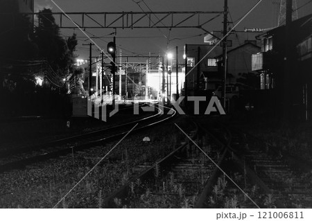 光に続く夜の線路 121006811