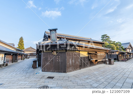 三重県伊勢市 伊勢神宮内宮の近くにある観光スポット「おかげ横丁」の街並み 三重県伊勢市 伊勢神宮内宮の近くにある観光スポット「おかげ横丁」の街並み 121007109