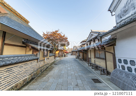 三重県伊勢市 伊勢神宮内宮の近くにある観光スポット「おかげ横丁」の街並み 三重県伊勢市 伊勢神宮内宮の近くにある観光スポット「おかげ横丁」の街並み 121007111