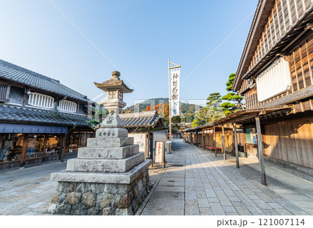 三重県伊勢市 伊勢神宮内宮の近くにある観光スポット「おかげ横丁」の街並みと常夜灯 三重県伊勢市 伊勢神宮内宮の近くにある観光スポット「おかげ横丁」の街並みと常夜灯 121007114