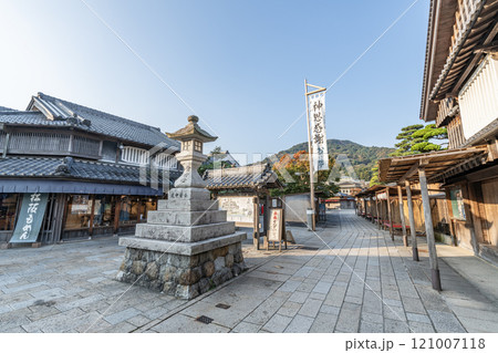 三重県伊勢市　伊勢神宮内宮の近くのにある観光スポット「おかげ横丁」 121007118