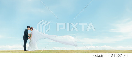 ベールをなびかせる空バックの新郎新婦(ウェディング・結婚式・ブライダル・フォトウェディング) ベールをなびかせる空バックの新郎新婦(ウェディング・結婚式・ブライダル・フォトウェディング) 121007162