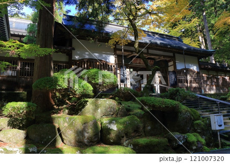 The area of the entrance way to Daihonzan Eiheiji, the temple of eternal peace deep in the mountains near Fukui City in Fukui Prefecture Japan, a headquarter of Zen Buddhism 121007320