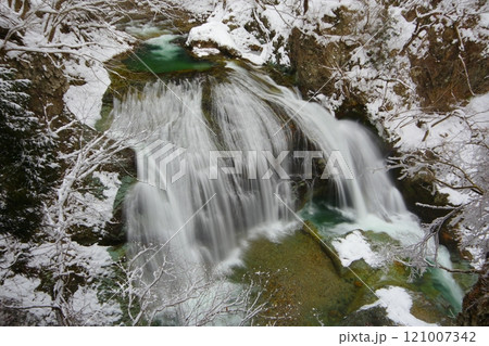展望所から俯瞰した冬の関山大滝雪景色　Ver2 121007342