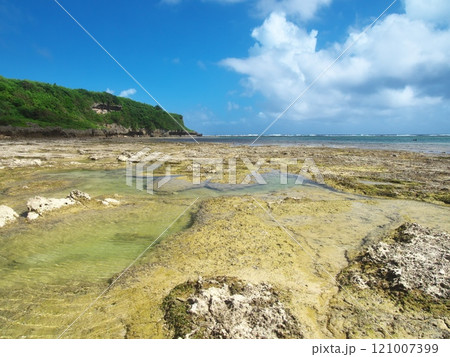 ジョン万次郎ビーチの風景　沖縄県糸満市 121007399