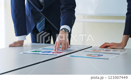 オフィスでミーティングするビジネスパーソンのグループ オフィスでミーティングするビジネスパーソンのグループ 121007449