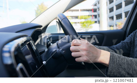 自動車を運転する男性ドライバーの車内シーン 121007481