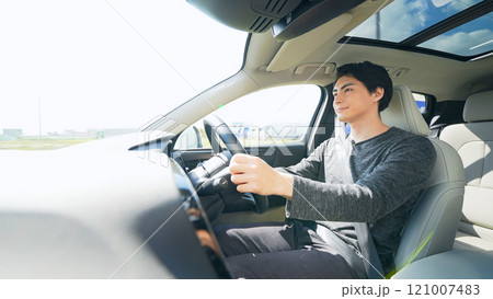 笑顔で自動車を運転する男性ドライバーの車内写真 笑顔で自動車を運転する男性ドライバーの車内写真 121007483