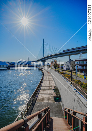 晴れた日の中川テラスとハープ橋 晴れた日の中川テラスとハープ橋 121007531