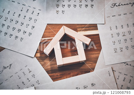 木製の家とカレンダー 121008793